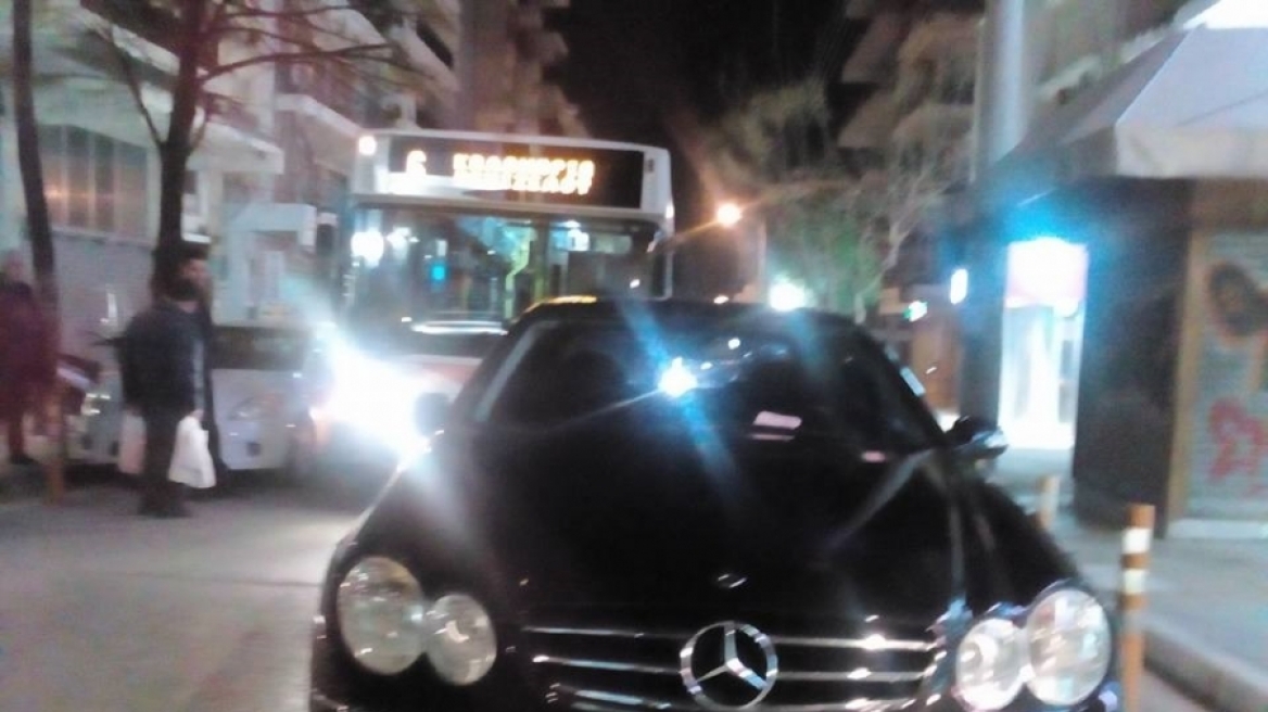 Θεσσαλονίκη: Πολίτες «σήκωσαν» mercedes για να περάσει λεωφορείο